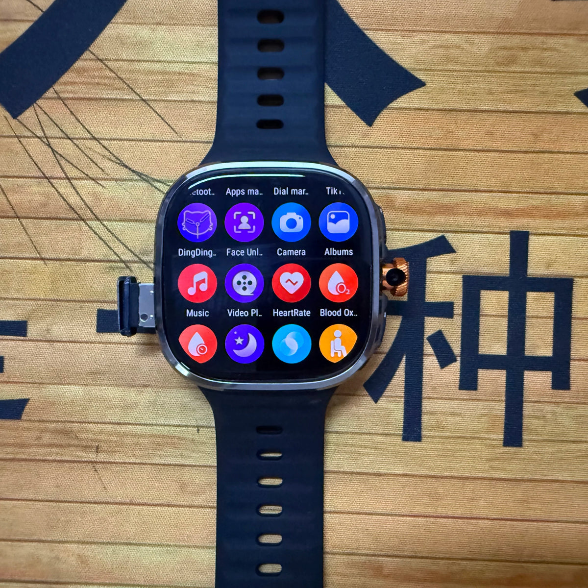 Montre connectée M99 — écran AMOLED 2,4″, caméra rotative et GPS